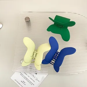 Set di mollette per capelli a farfalla in metallo opaco, accessori eleganti per donne e ragazze.