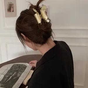 Elegante molletta per capelli a farfalla in metallo dorato per donna, accessorio francese chic.