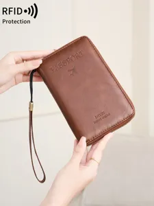 Portafoglio per passaporto da viaggio in ecopelle marrone con zip e comodo cinturino.