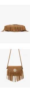 Vue détaillée d'un sac bandoulière bohème à franges avec bouton strassé et surpiqûres.