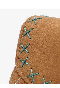 Detail de sac bandouliere femme en daim marron avec design de surpiqure bleue elegante.