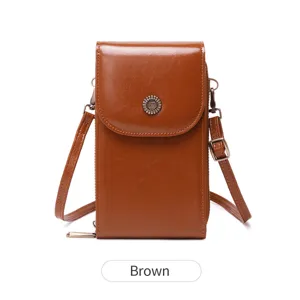 Détail de mini sac bandoulière téléphone en cuir ciré rétro, pochette verticale marron.