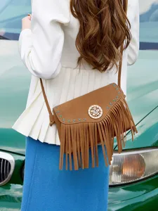 Sac à bandoulière bohème rétro à franges pour femme avec des coutures turquoises.