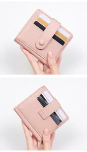 Porte-monnaie court en cuir PU rose compact pour femme avec fermeture à pression et fentes.