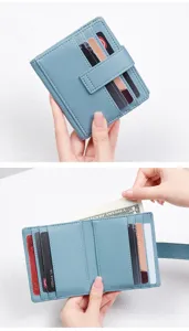 Portefeuille court pour femme en cuir PU avec emplacements cartes et fermeture à bouton pression.