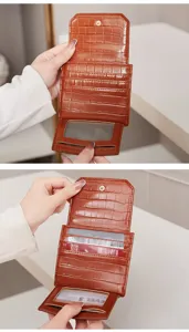 Vue détaillée du portefeuille court pour femmes à motif crocodile marron avec fentes et fenêtre.