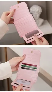 Portefeuille trifold rose pour femme avec texture crocodile, fentes pour cartes et fenêtre ID.
