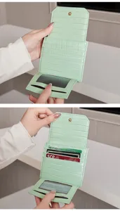 Portefeuille court à motif crocodile vert porte-cartes à trois volets vue de détail fentes.