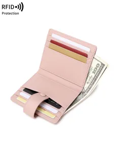 Portefeuille court en cuir PU rose avec protection RFID, fentes cartes et compartiment.