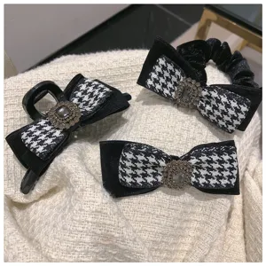 Σετ γυναικεία αξεσουάρ μαλλιών σε σχέδιο houndstooth με κλιπ, scrunchie και στρας.