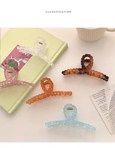 Vue détaillée de pinces à cheveux mates tendance à bulles de plusieurs couleurs chics pour femmes.