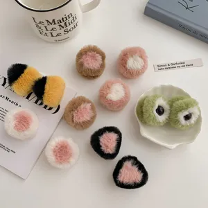 Süße Plüsch Katzenpfote Haarklammer Detailansicht, weiches Material für süße Herbstfrisuren.