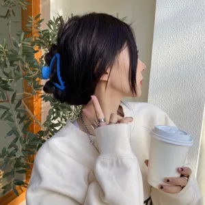 Molla per capelli blu Klein da donna, semplice fermaglio geometrico per acconciature eleganti.