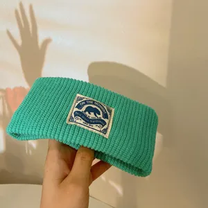 Diadema deportiva de punto verde para mujer, banda ancha casual, estilo urbano moderno.
