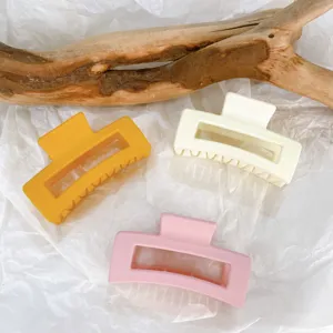 Morsetti per capelli geometrici opachi in giallo, bianco e rosa, ideali per lo styling.