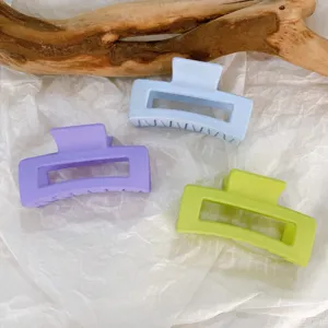 Mollette per capelli rettangolari opache in dettaglio, colori pastello per l'estate.