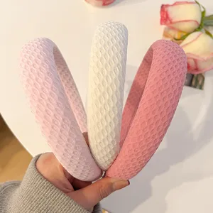 Détail de serre-tête large en tricot gaufré, bandeau confortable pour le quotidien.