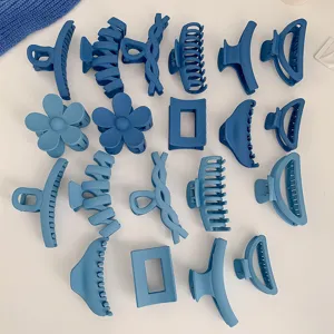Primo piano sui dettagli di pinze per capelli blu, finitura opaca e stili geometrici eleganti.