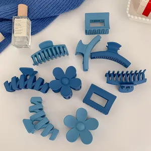 Set di mollette per capelli blu opache, fermagli squalo minimalisti e accessori floreali carini.