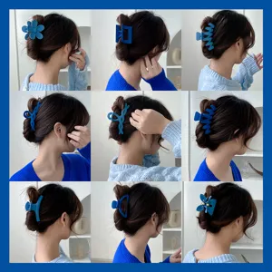 Mollette per capelli blu Klein alla moda per donne, forcine opache eleganti e chic.