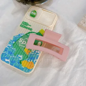 Primo piano dettagliato di un chic fermaglio per capelli rosa opaco, perfetto per l'estate.