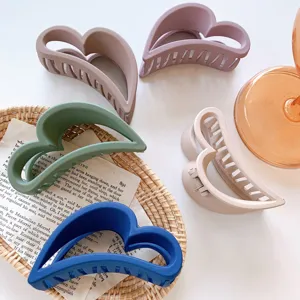Pinza per capelli opaca a forma di cuore, grande molletta, dettaglio accessorio minimalista.