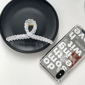 Pince à cheveux mate et minimaliste pour femmes, élégant accessoire de coiffure blanc.