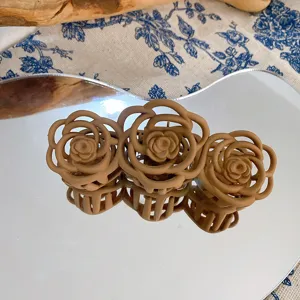 Molla per capelli a rosa marrone opaca, dettaglio elegante con design floreale dolce.