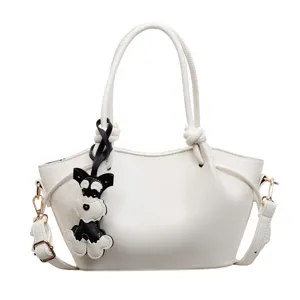 Sac à bandoulière chic pour femme blanc avec charmant pendentif chien fourre-tout tendance