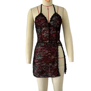Vestito corto sexy in pizzo con scollo halter e spacco alto per festa e clubbing style.