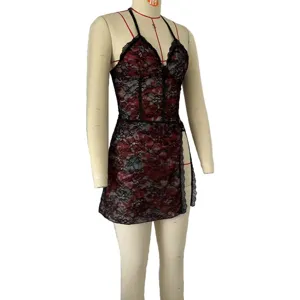 Dettaglio mini abito sexy in pizzo halter con stampa floreale nera e spacco laterale.