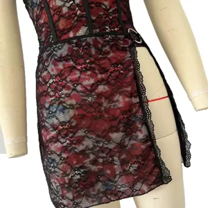 Abito corset in pizzo con stampa floreale, rete nera, anello in metallo e spacco laterale chic.