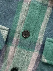 Herren lässig kariert Flanell Hemd Jacke Detail Nahaufnahme mit Stoff und Knöpfen.