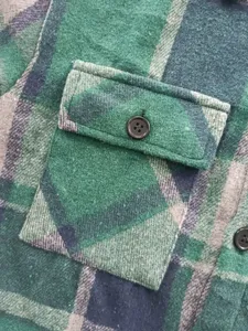 Herren Karohemd Jacke Detailansicht, Nahaufnahme Brusttasche und schwarzer Knopf.
