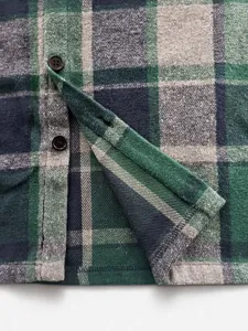 Detail des klassischen Herren Flanellhemds mit Karomuster, lässige Langarm Jacke Nahaufnahme.