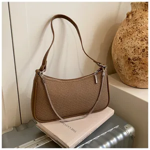 Modische braune Umhängetasche, elegante Achseltasche mit stilvoller silberner Kette.