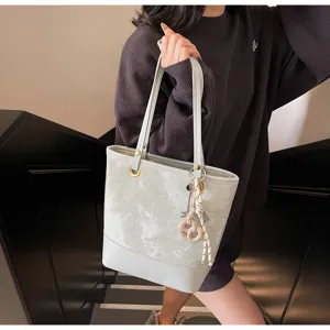 Detailansicht der grauen Schultertasche für Damen mit Prägemuster und Alltag Stil.