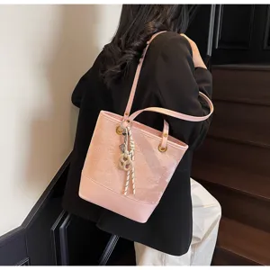 Rosa Eimer Tasche Detail mit geprägtem Muster, große Kapazität Schulter Pendler Tasche Stil.