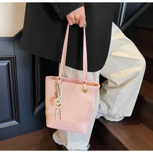 Rosa Schultertasche Eimer-Tasche Detailansicht, lässige Achseltasche mit Prägung.