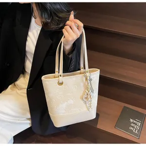 Detailansicht der beigen Schulter-Eimer Tasche, trendige Freizeittasche für Damen.
