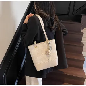 Detailansicht der schicken Damen Schultertasche, elegantes Eimer-Design mit stilvollen Anhängern.