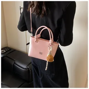 Borsa a mano da donna in pelle testurizzata rosa, elegante borsa secchiello con manico e tracolla.