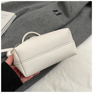 Borsa a secchiello minimalista in ecopelle bianca, borsa casual da donna versatile.