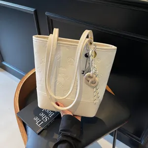 Koreanischer Stil Mode Damen PU Leder Beuteltasche Grosse Kapazität Lässig Pendler Schulter Shopper Tasche Mit Anhänger