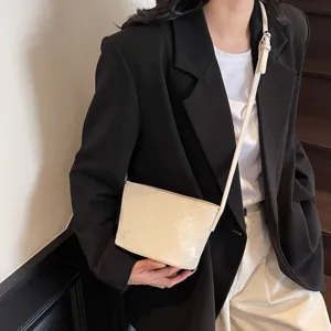 Elegante minimalistische Umhängetasche mit Prägung für Damen, vielseitige modische Handtasche.
