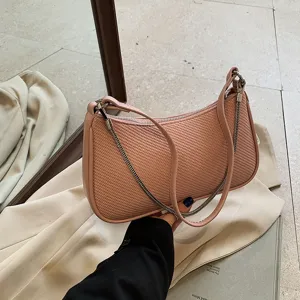 Modische rosa gewebte Baguette Umhängetasche für Damen, stilvolle minimalistische Handtasche.