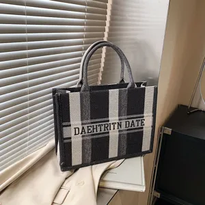 Schwarz-weiße gestreifte Canvas-Einkaufstasche, große lässige Schultertasche für Damen.