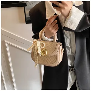 Elegante bolso de silla tejido para mujer, bolso chic de mano con asa y abalorio de perlas.
