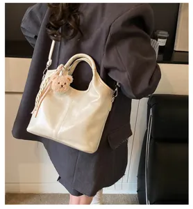 Damen weiche Leder Tasche lässige Umhängetasche Handtasche mit süßem Bären Anhänger modisch chic