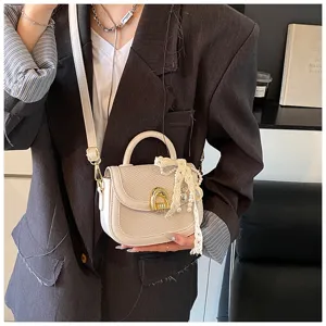 Bolso de silla tejido elegante para mujeres, bolso de hombro con dije de encaje de perlas.